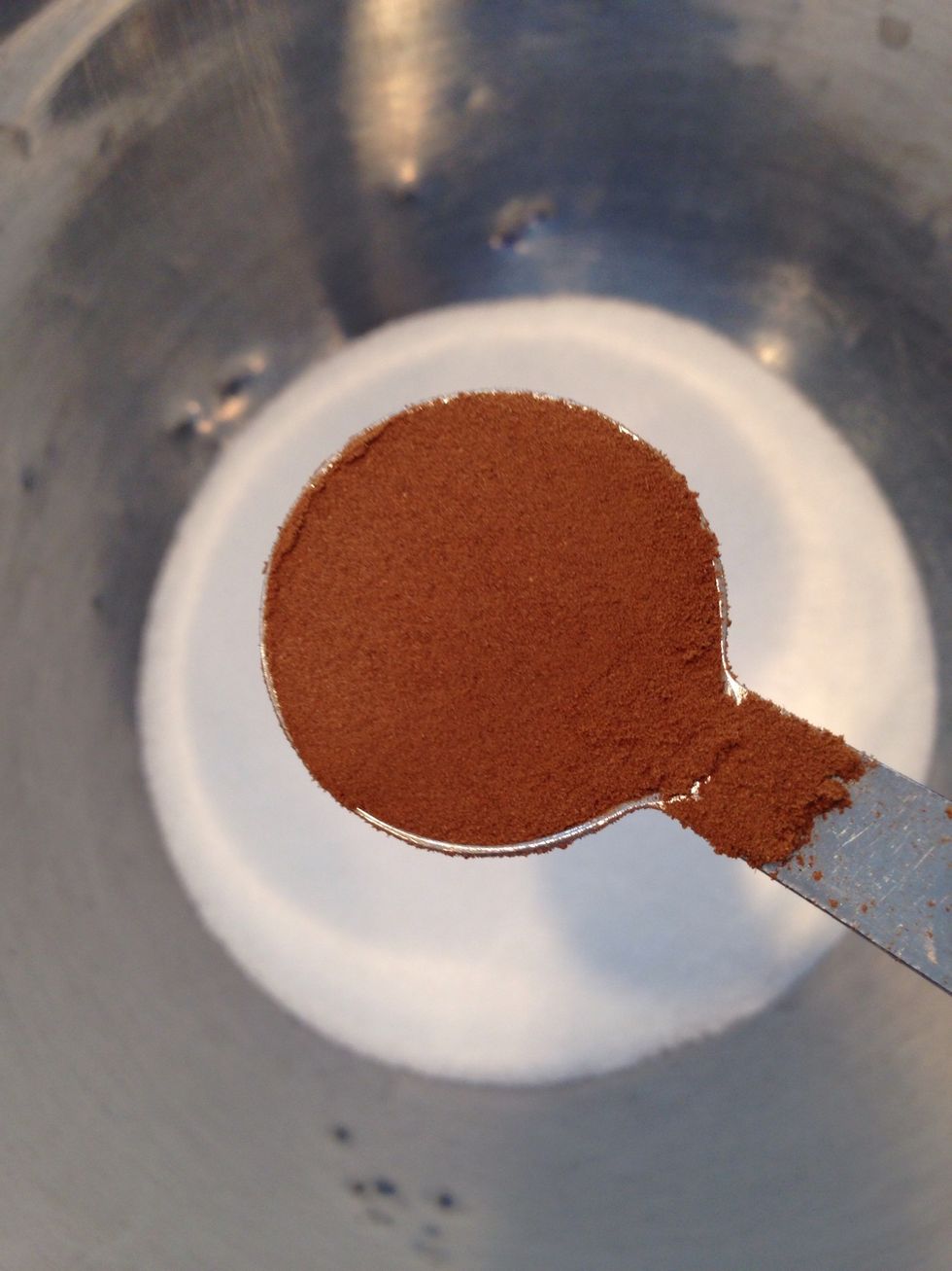 Melt the butter. Pour sugar into a bowl and mix in cinnamon.