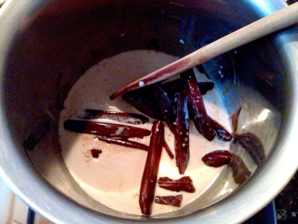 Melt the carambars with cream over low heat in a double boiler, stirring occasionally so that the caramel does not stick to the bottom of the pan.
