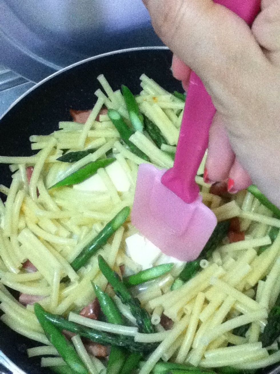 Melt the cheese with heat.