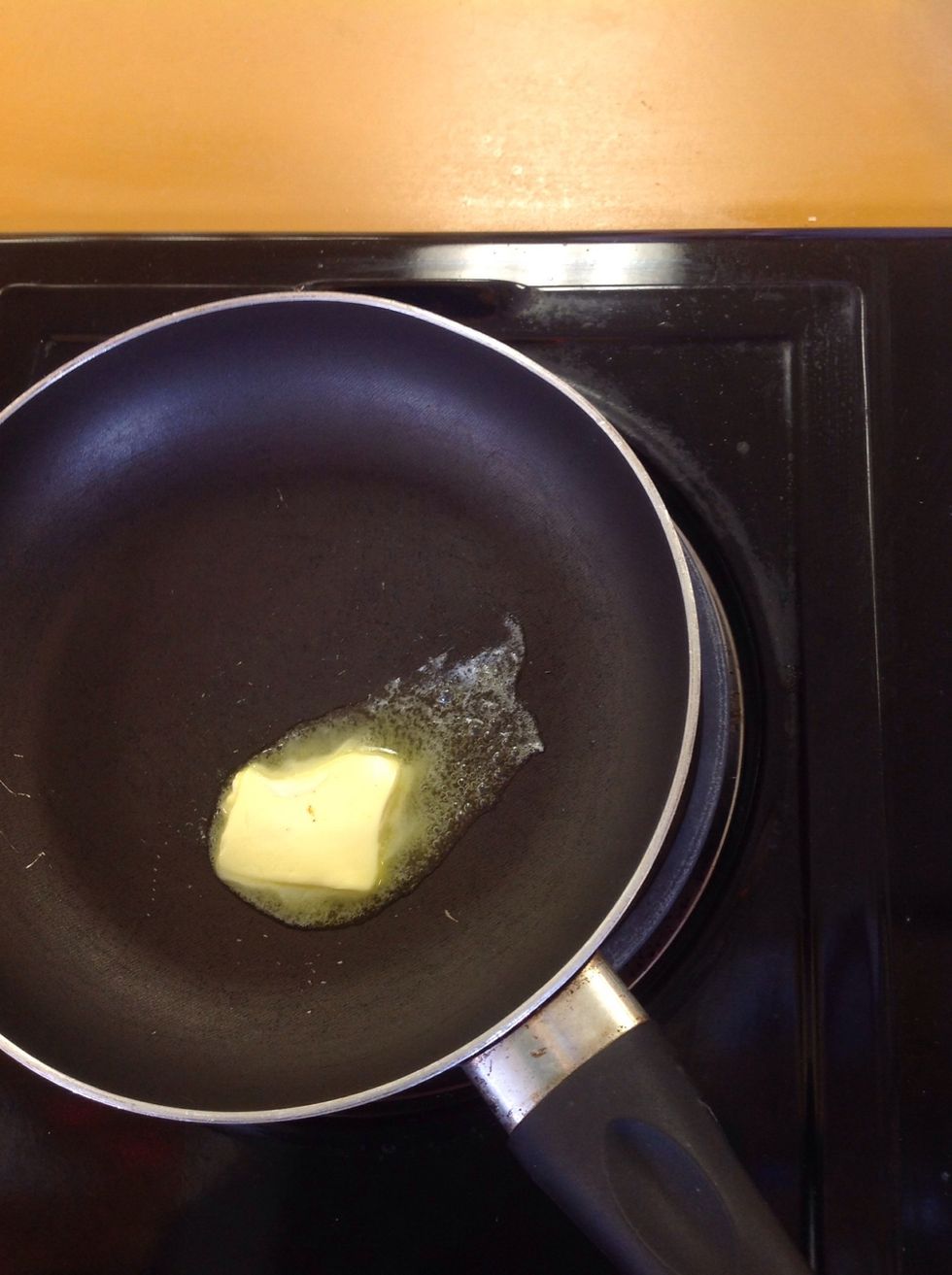 Melt the margarine in the small saut\u00e9 pan over medium.