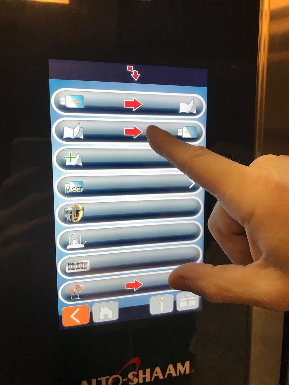 Menu will automatically appear. Select the option to transfer recipes from oven to USB.