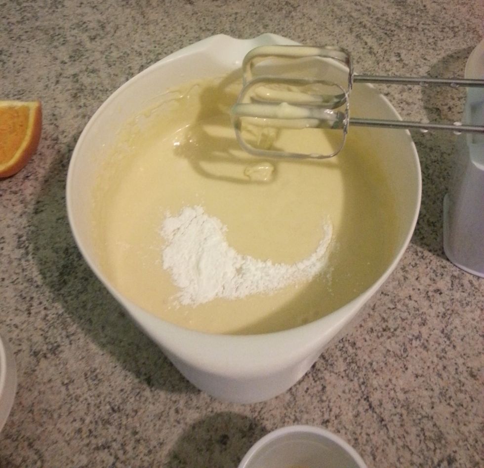 Mescolare il tutto e aggiungere il succo di un'arancia