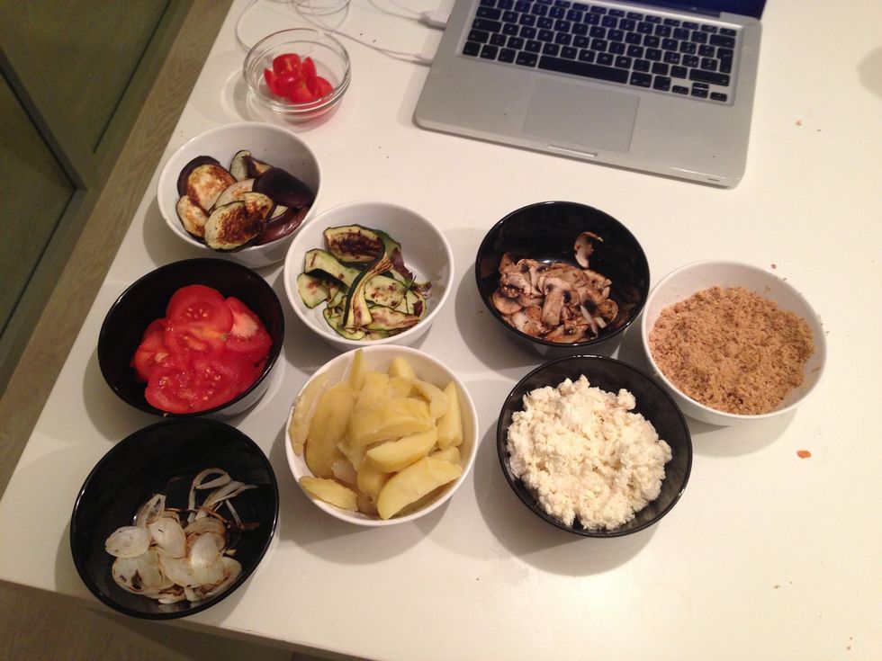 Mettere tutto in ciotoline. Non serve a nulla ma fa allegria.