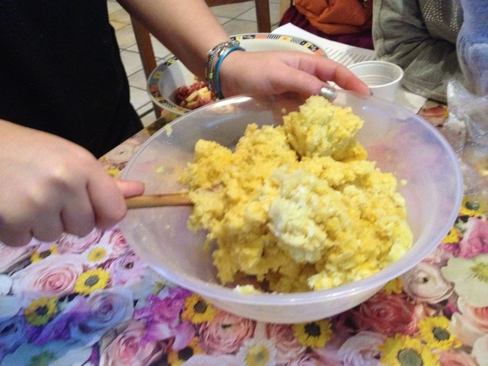 Mettez dan un r\u00e9cipient tous les ingr\u00e9dients. Ajoutez le sel et le poivre et la noix de muscade