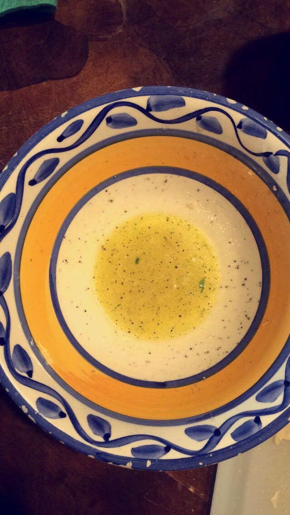Mettez dans un saladier : sel , huile d'olive , citron et ajoutez les l\u00e9gumes, le persil, la menthe