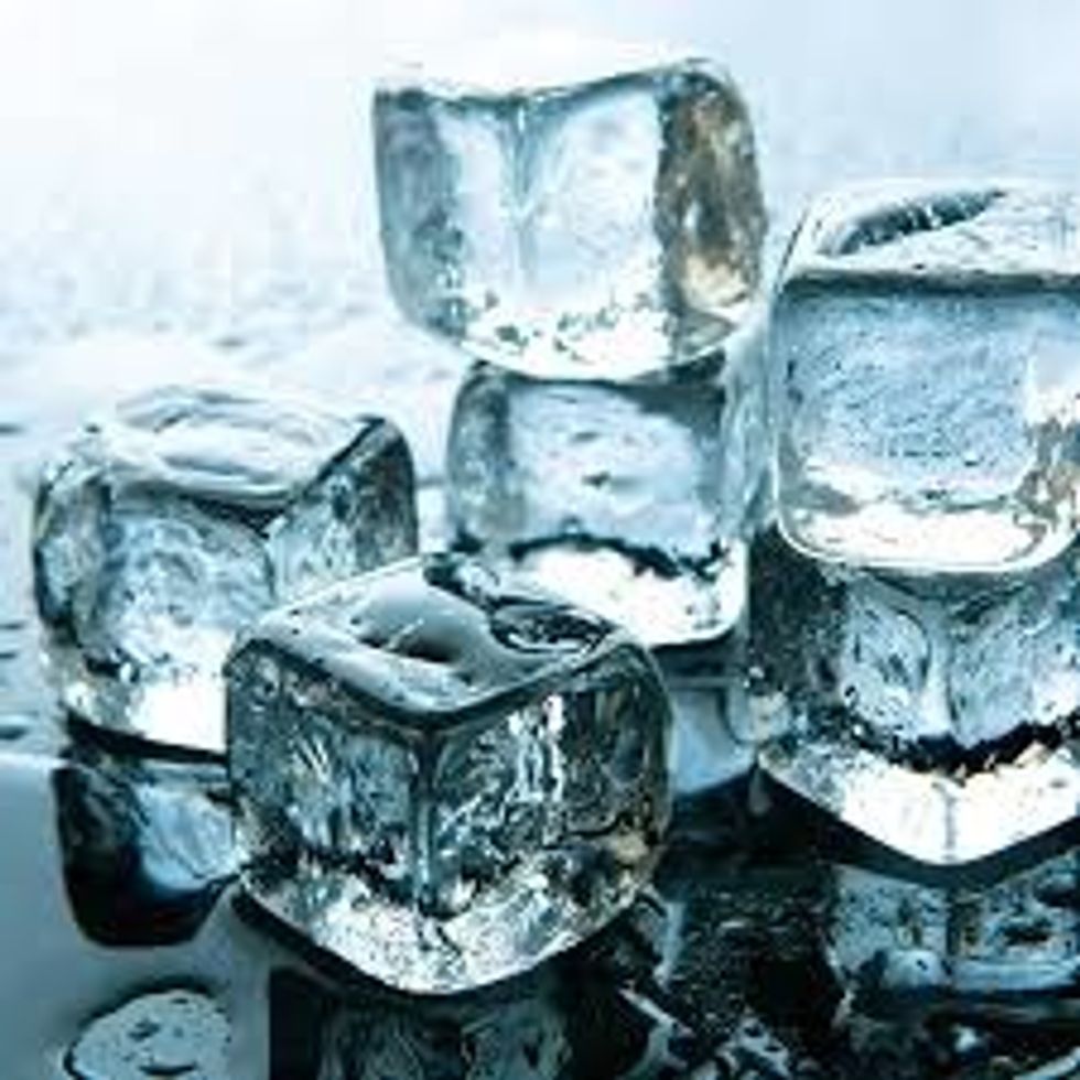 mettez des gla\u00e7ons dans le verre - add some icecubes in the glass