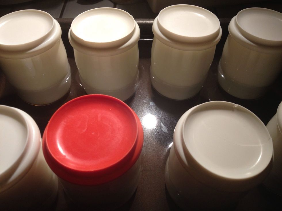 Mettez les pots au bain-mari dans un plat \u00e0 four (avec de l'eau). Enfournez 15-20 min, arr\u00eatez le four et ne l'ouvrez pas. Attention au temps et \u00e0 la temp\u00e9rature : 50\u00b0C et 20 min = + fermes et acides