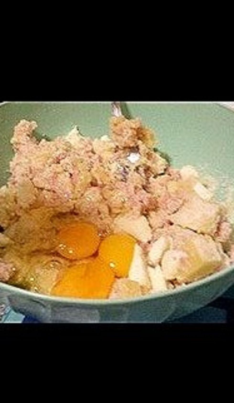 Mettre la pur\u00e8e dans un plat avec le parmesan, les oeufs, le poivre, le sel et la noix de muscade et m\u00e9langer. Ajouter le jambon cuit, la mozzarella et le gruy\u00e8re hach\u00e9.