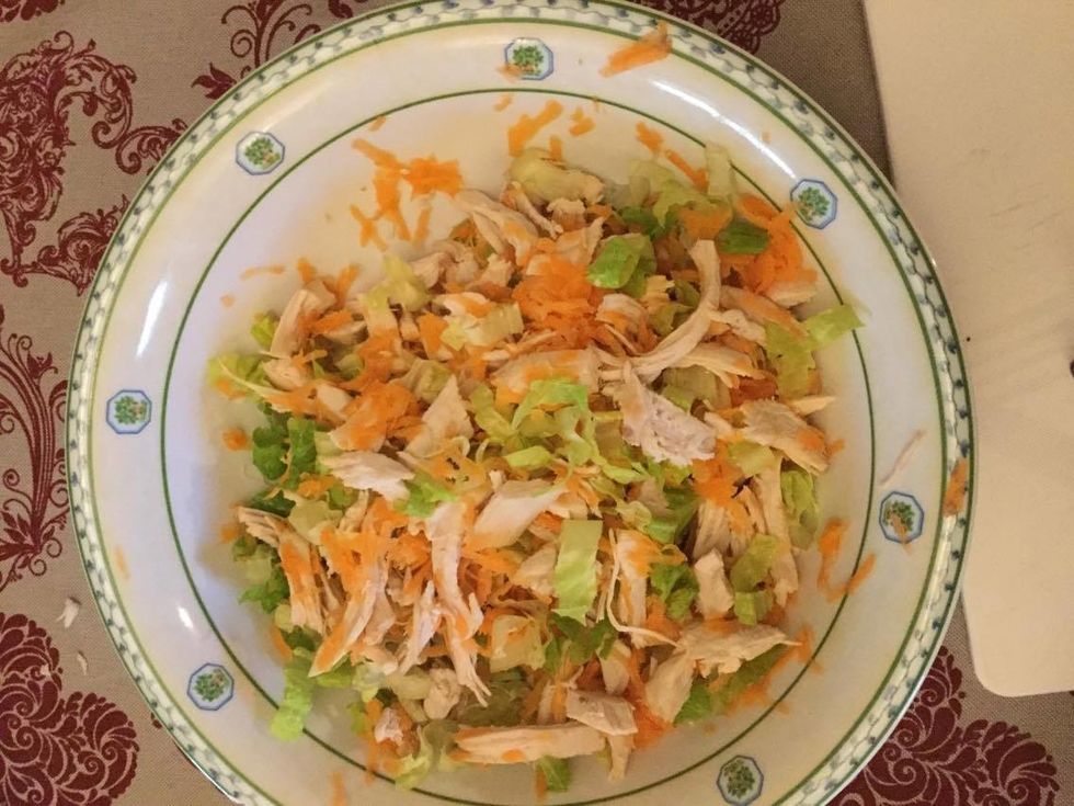 Mettre le tout dans un grand r\u00e9cipient. Mettre la mayonnaise et le vinaigre dans un r\u00e9cipient plus petit; battre rapidement avec une fourchette.