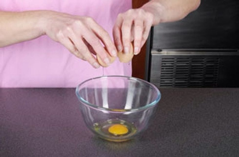 Meusure eggs into a bowl