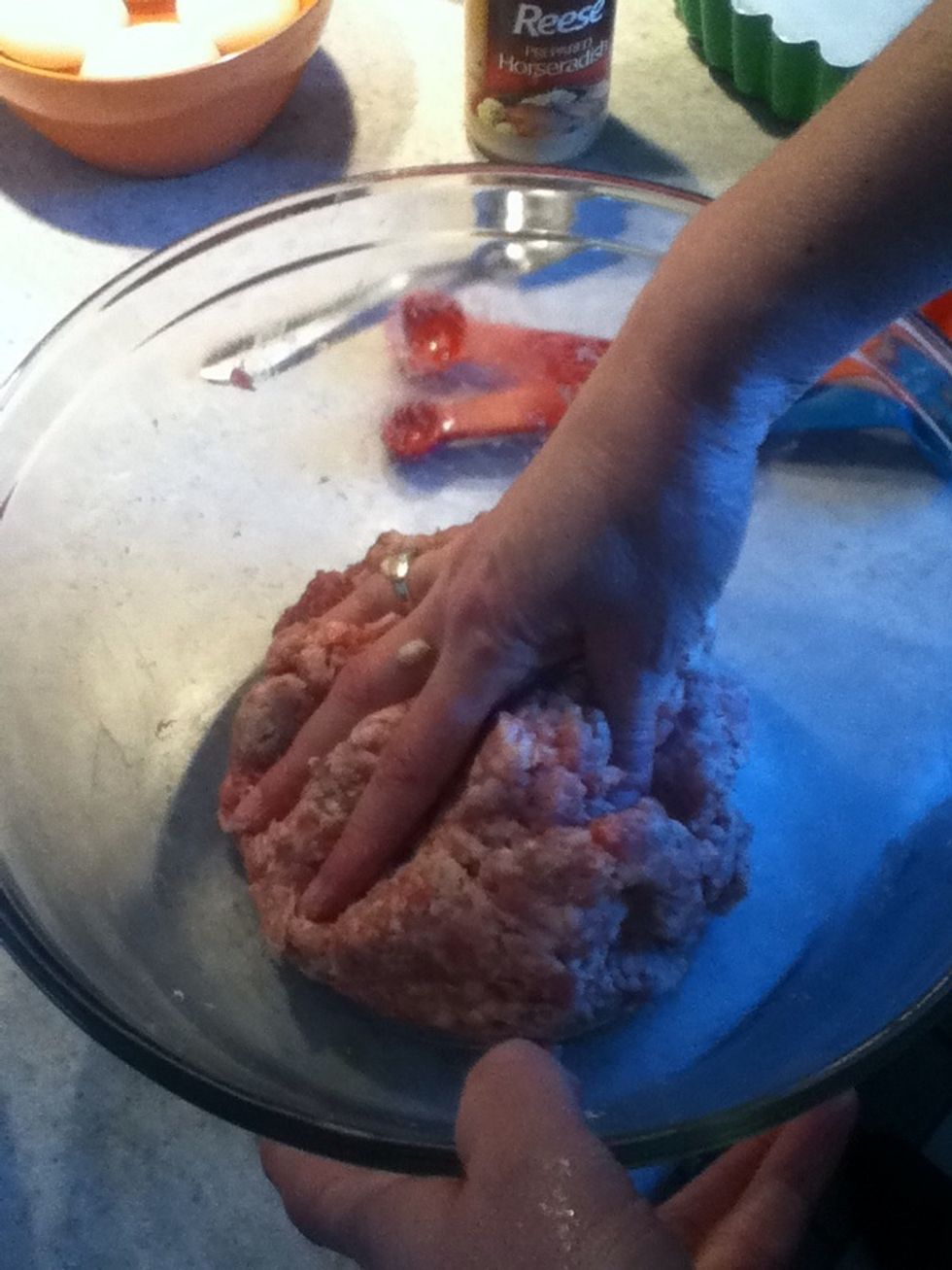 Mezcla la carne picada con el r\u00e1bano picante