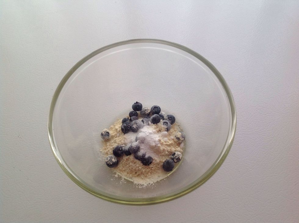 Mezcla los ingredientes secos e incorp\u00f3ralos bien.