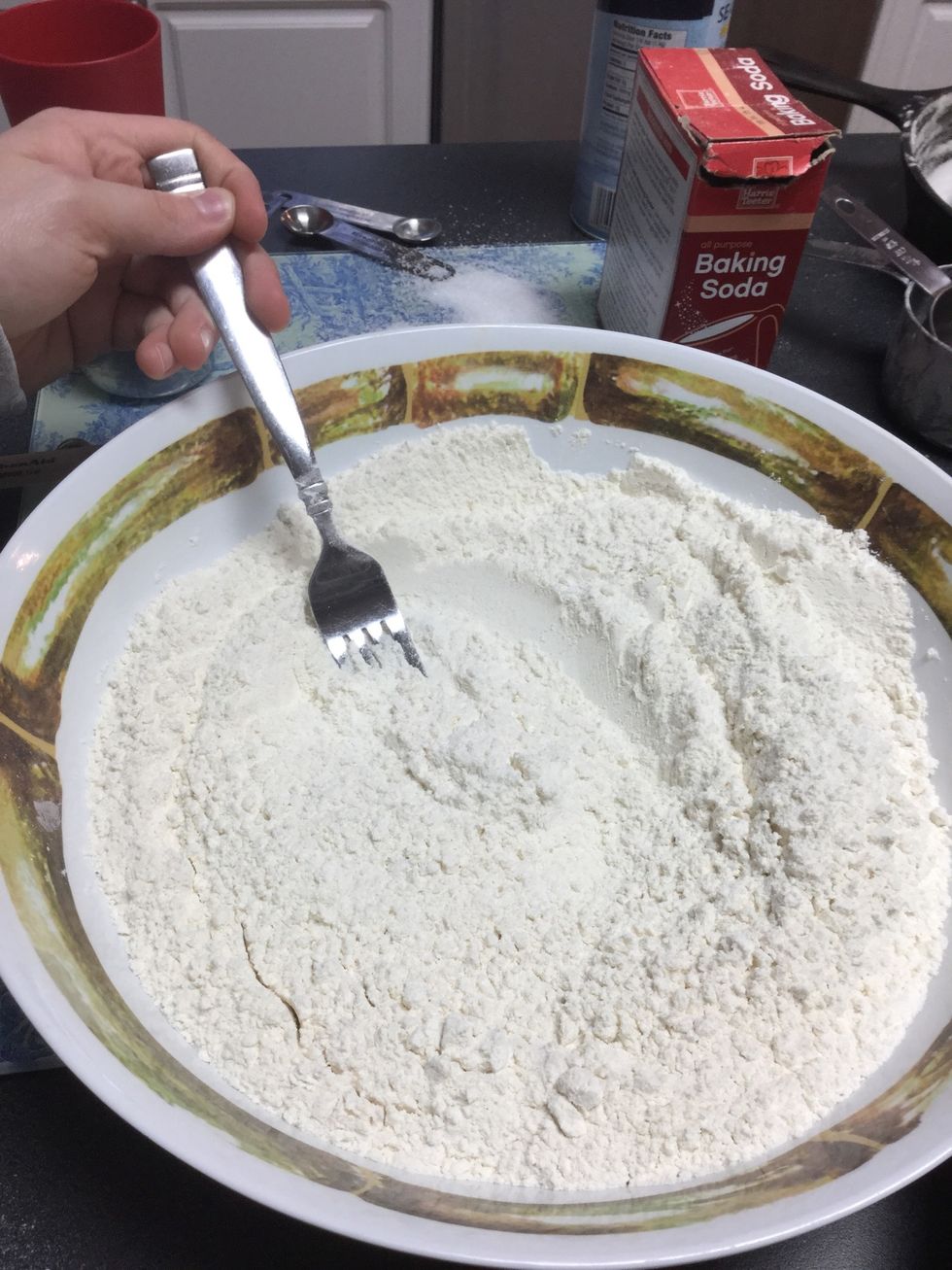 Mezcla todos ingredientes secas en un bol. (mezcle, mezclemos, mezclan)