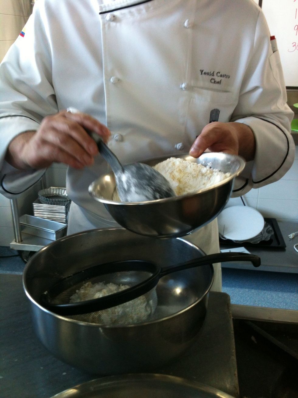 Mezclar el az\u00facar con el polvo de almendras y tamizar o colar tres veces hasta conseguir una polvo muy fino