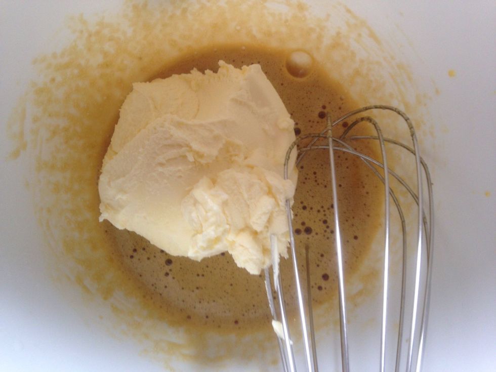 Mezclar el azucar con las yemas batiendo suavemente hasta que este bien mezclado. Luego a\u00f1adir el queso mascarpone y mezclar.