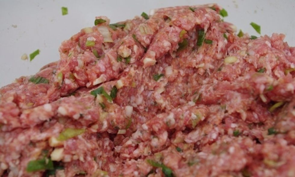 Mezclar el carne picada, el piment\u00f3n, el queso, 2 cucharadas perejil, el sal y pimienta en una taz\u00f3n. Forma en bolas de 2 pulgadas
