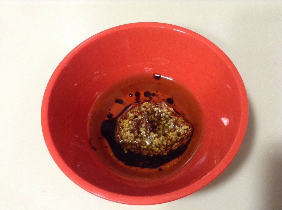 Mezclar la vinagreta, mostaza antigua, aceite de oliva y vinagre de modena