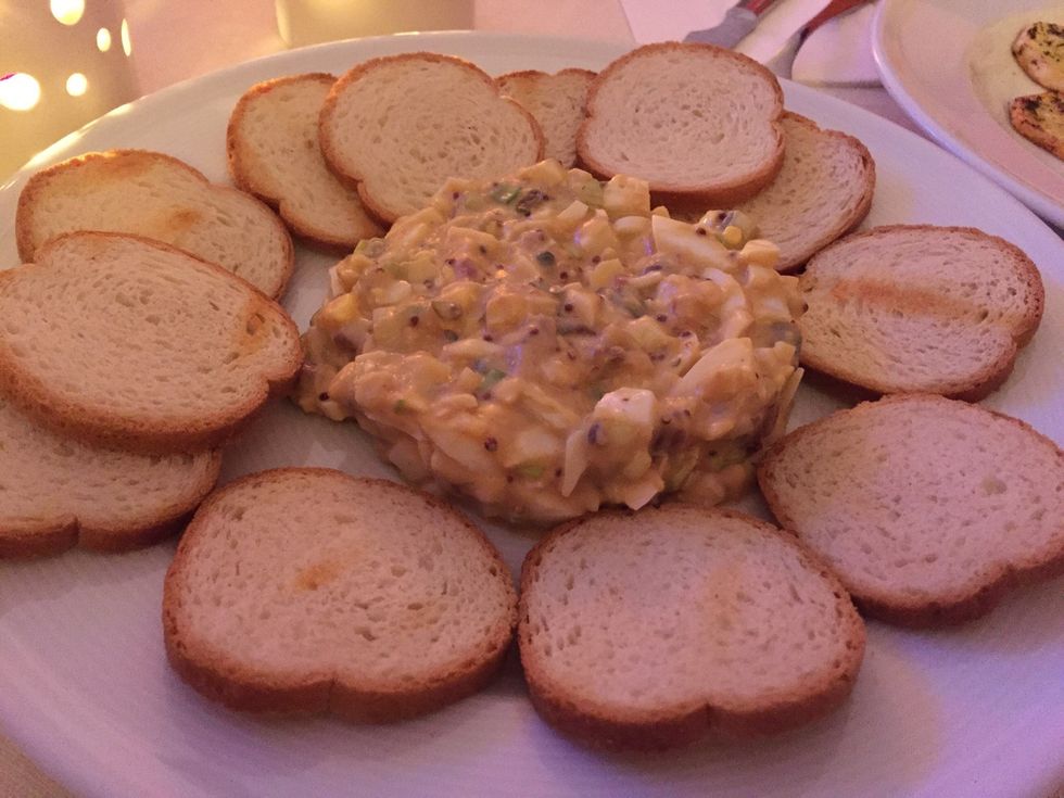Mezclar todos los ingredientes picados y a\u00f1adir las salsas, una cucharada de perryns, una de mostaza antigua, 2 de aceite de oliva, tabasco, pimienta molida, y terminas con mayonesa hasta mezclarlo to