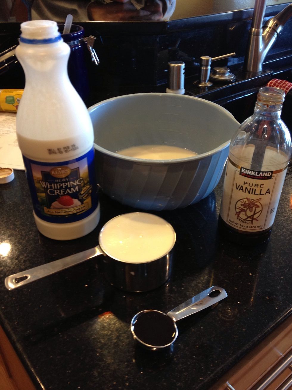 Mezcle en crema de leche y la vainilla.