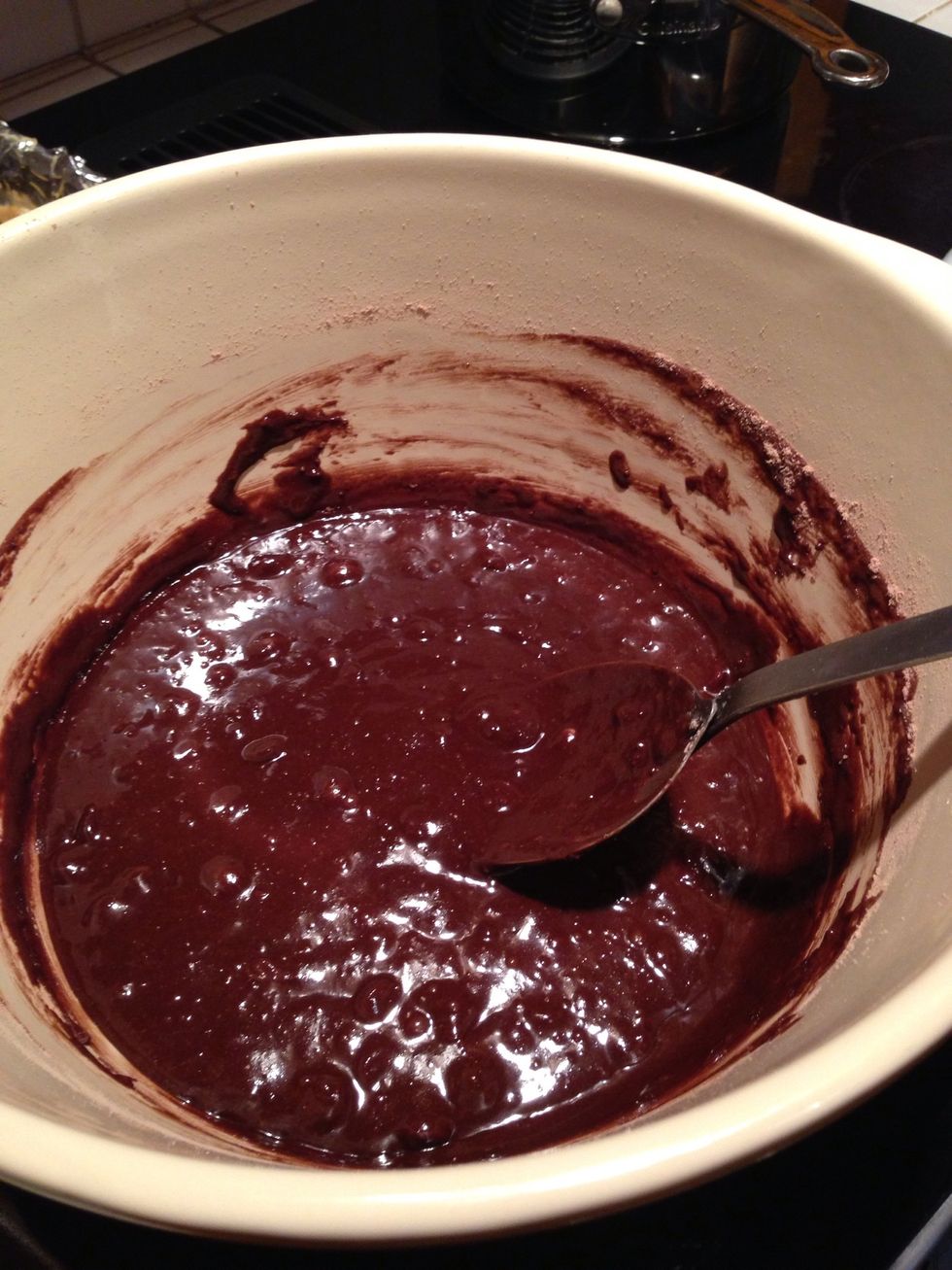 Mezcle la masa para brownies con un huevo, agua, y el aceite de Canola.
