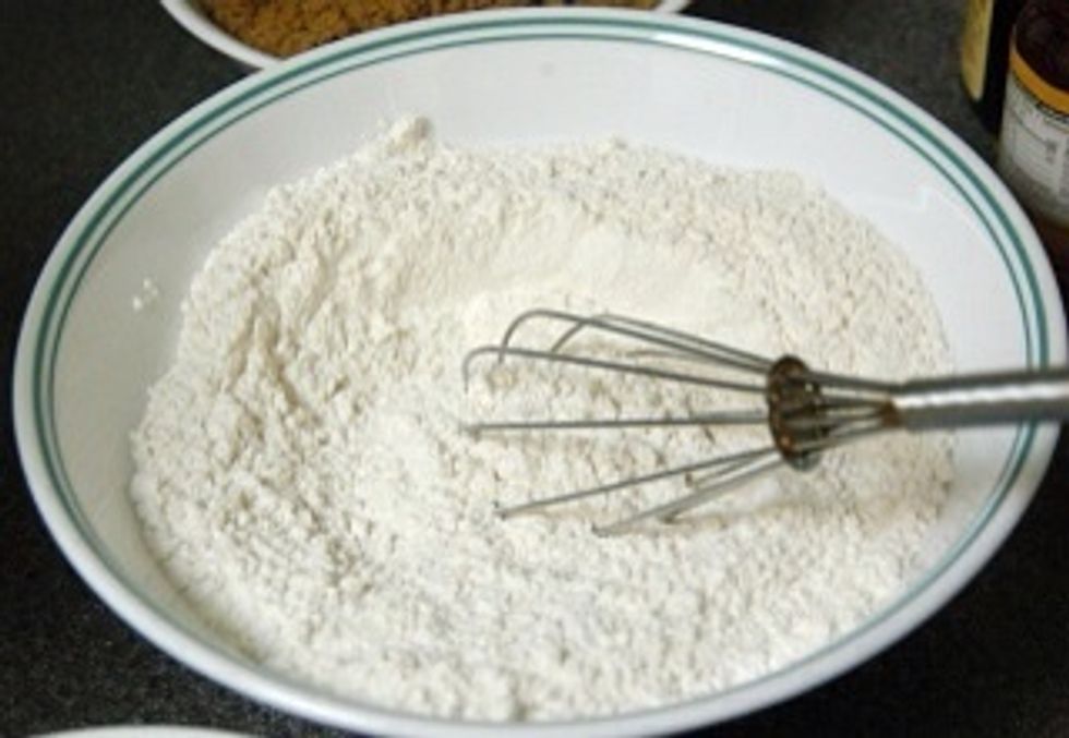 Mezcle la sal, el az\u00facar, el bicarbonato de sodio, y la harina en un bol.