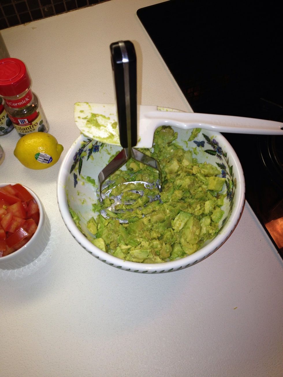 Mezclen aguacates. No mezcle demasiado.