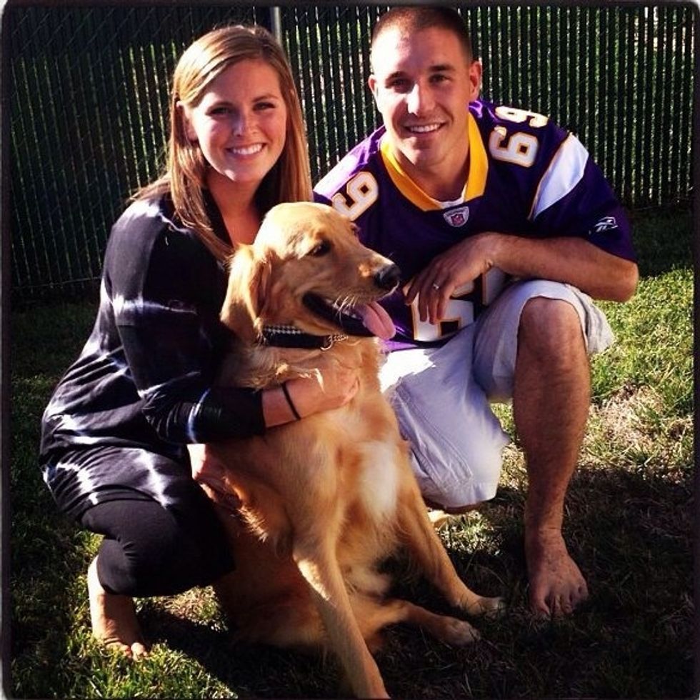 Mi hermano se llama Robbie. La esposa de Robbie es Briana. Robbie tiene veinticuatro a\u00f1os. \u00c9l es simp\u00e1tico y moreno. A \u00e9l le gustan las pel\u00edculas. Su perro se llama Reef.