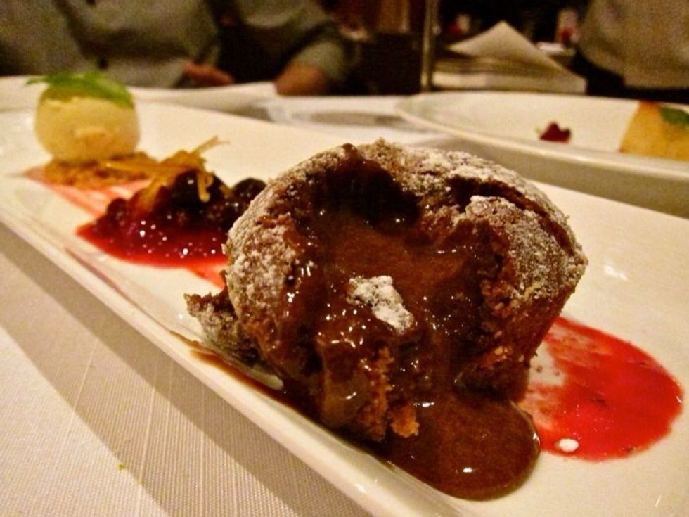 Mi postre favorito es el pastel de lava de chocolate con helado de avellana. Es una manera de terminar la noche con una nota dulce.