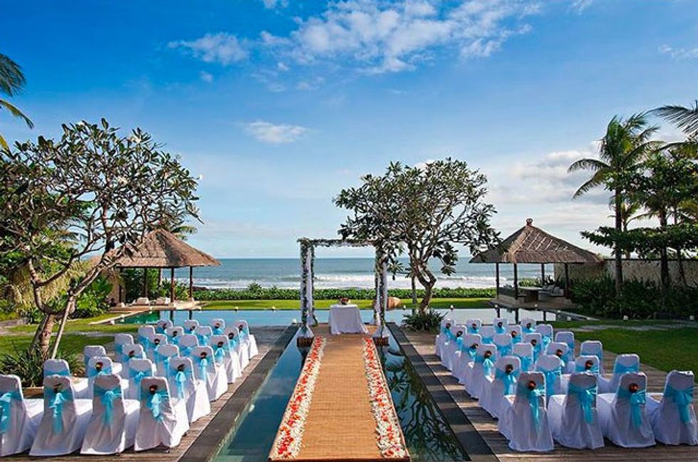 Miami Beach Estate This prime property has anything you can ever want for a modern wedding. From Jacuzzi, ample parking, quite a spacious garden that can hold several hundred guests.