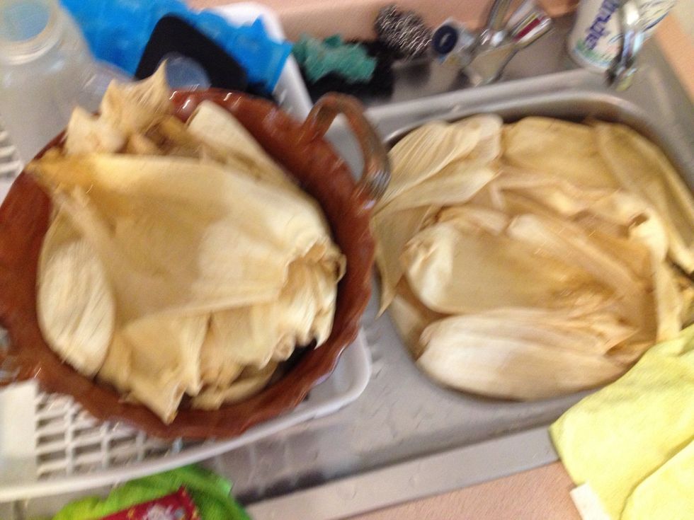 Mientras tanto poner a remojar las hojas de tamal para que se les quite lo tieso