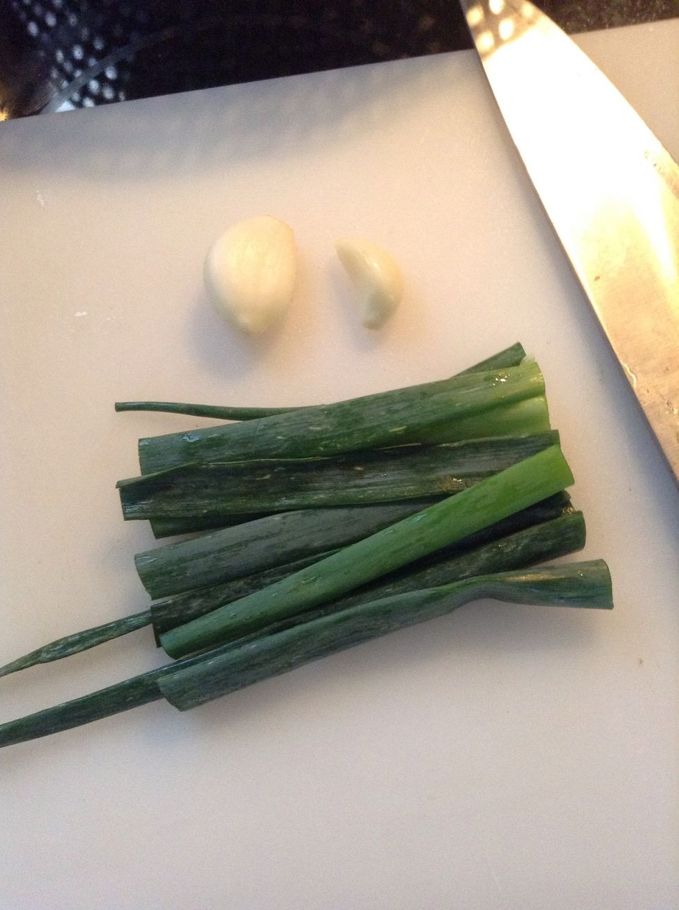 Mince garlic and chop green onion finely.