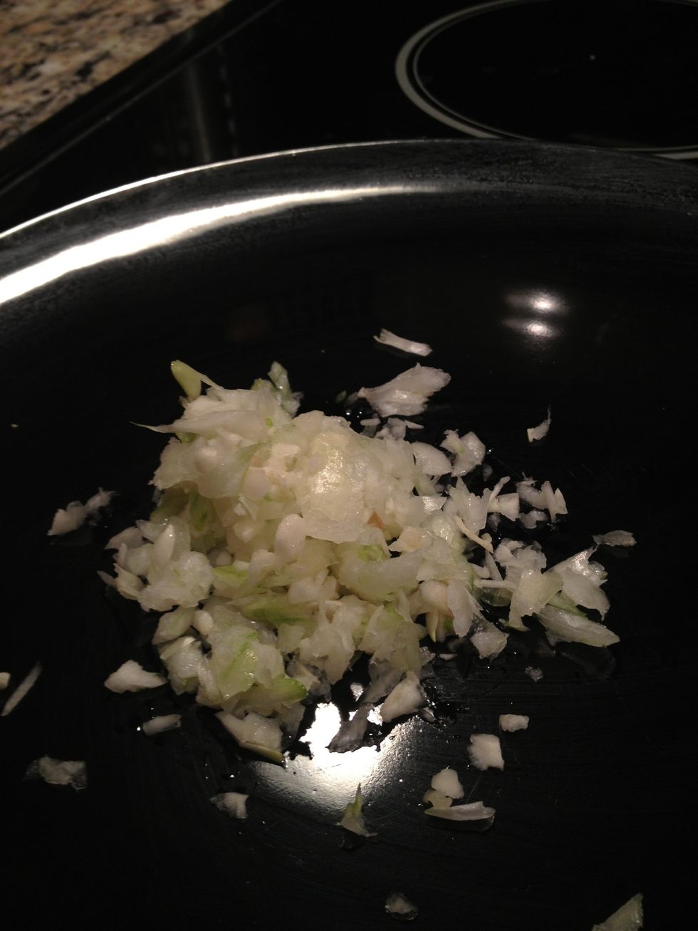 Mince the garlic and onion together. Afterwards add to a medium mixing bowl.