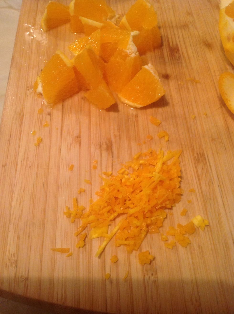 Minced orange skin and onion, cut the orange.
