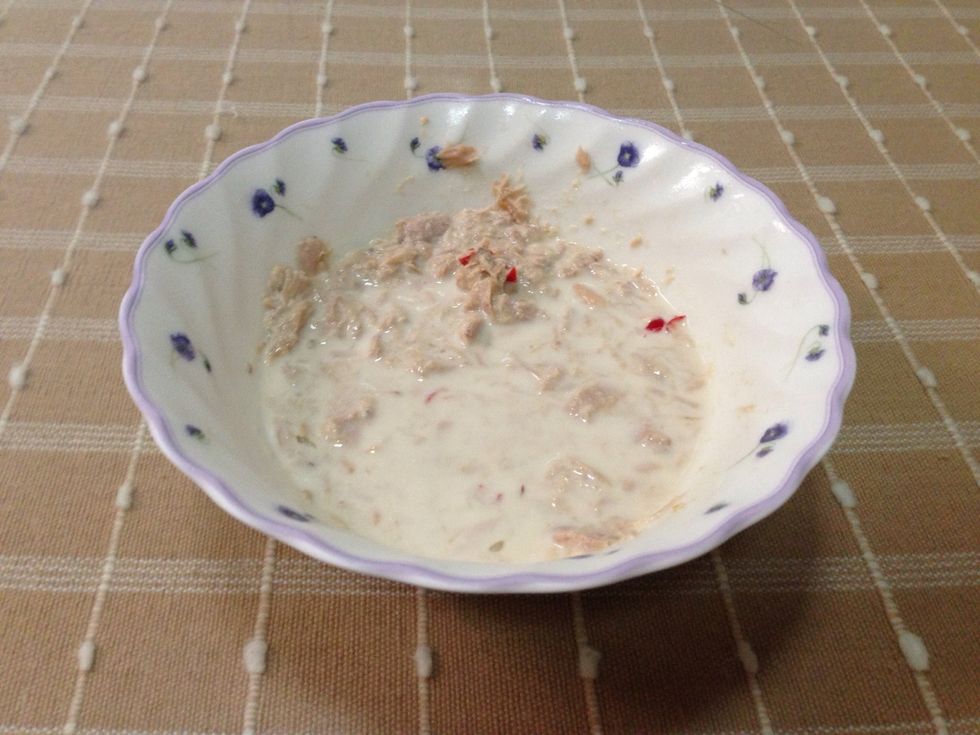 Mix 1/2 can of Tuna together with a table of Mayonnaise. Then flavor with lemon, fish sauce or salted sauce and chili.