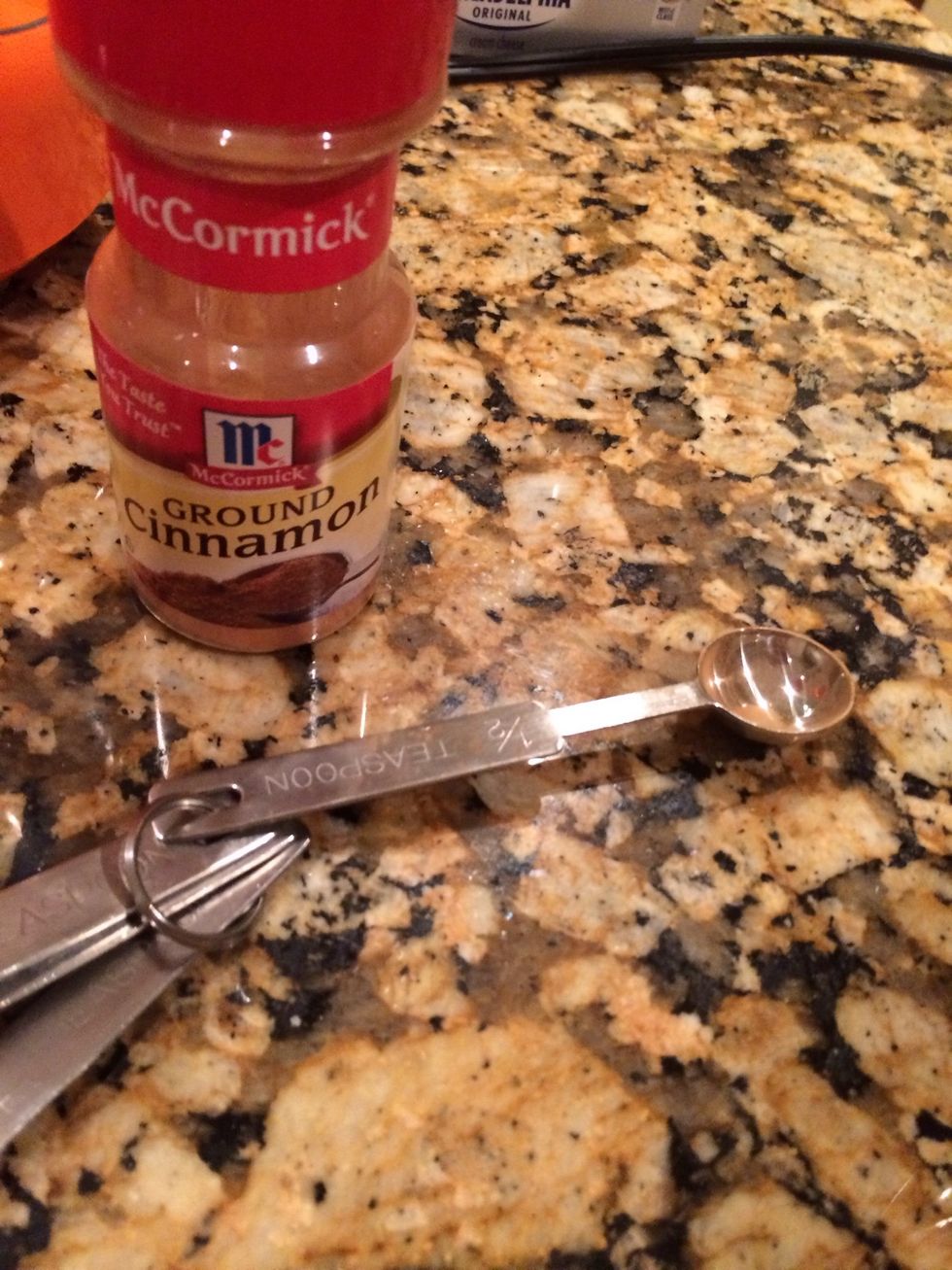 Mix 1/2 teaspoon of ground cinnamon into the ground graham crackers