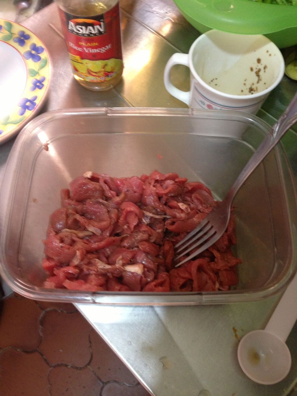 Mix 1 tbsp soy Sauce 1 tbsp rice vinegar 1/2 tsp corn starch Black pepper And mix with meat to marinate