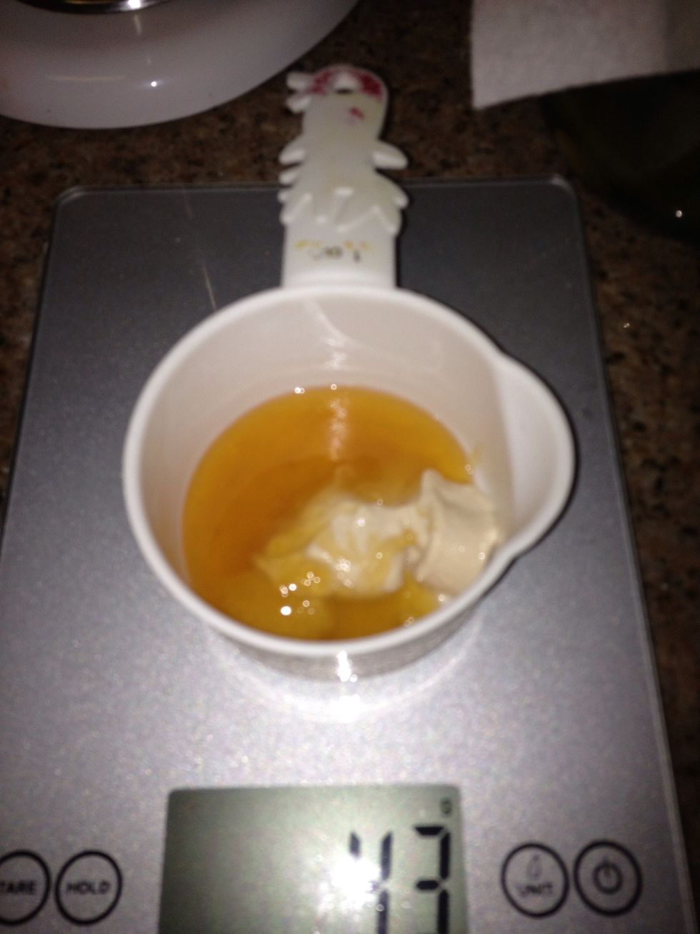 Mix 16 g tahini with 25 g honey