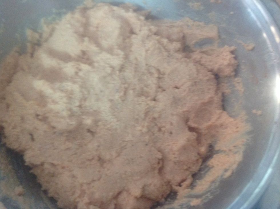 Mix 2 cups olive oil with 1/2 cup annato sauce. With your hands mix corn masa until fully blended. Separate 500g of masa and lay aside.