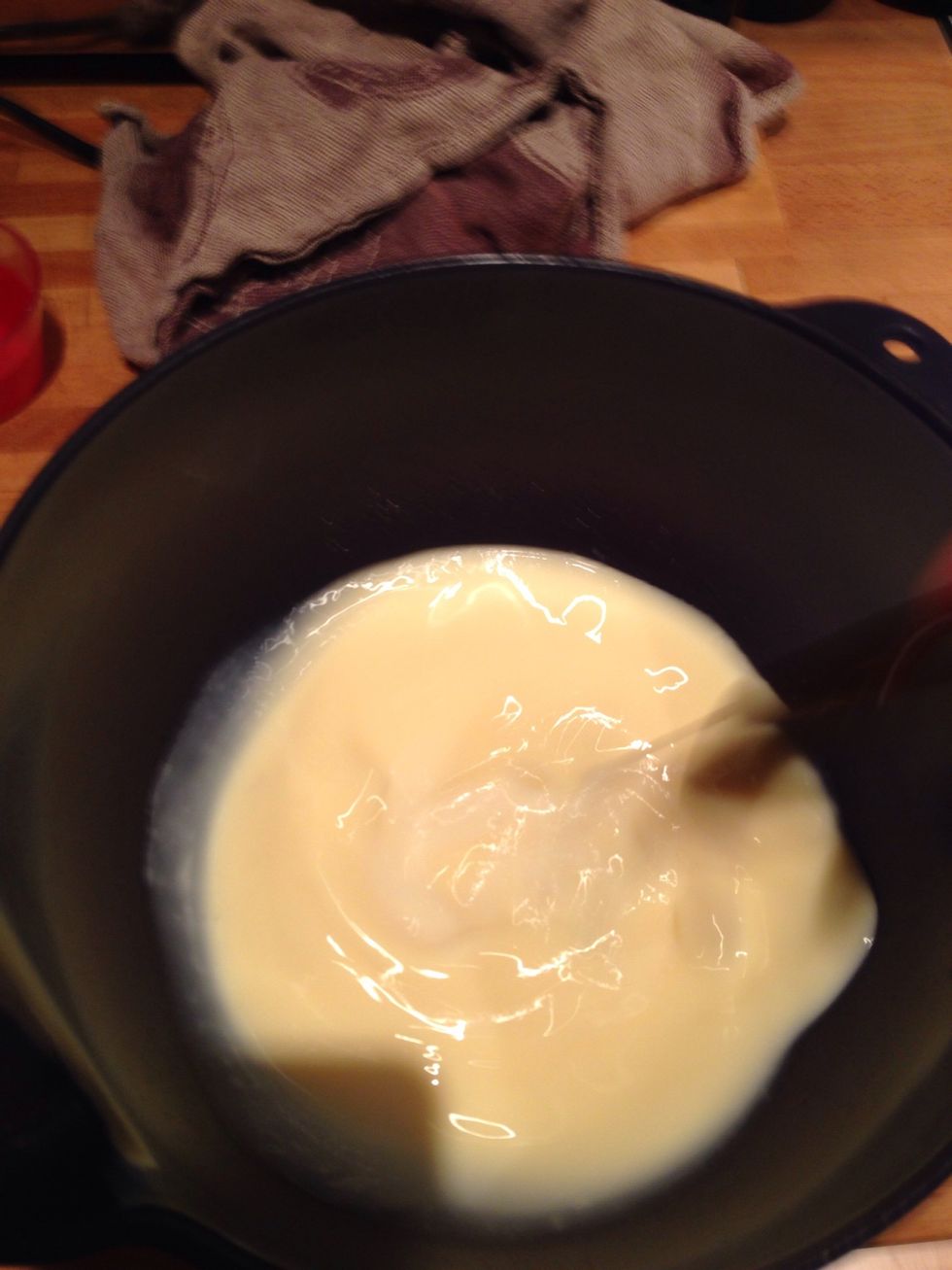 Mix 2 eggs, 1 ml salt and 2 dl milk and whip.