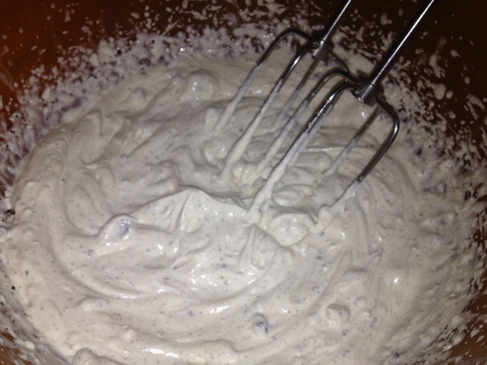 Mix 200ml of the whipping cream, the philadelphia cream cheese, vanilla extract and sugar until you get a thick, creamy consistancy. (Optional: add crushed oreos).