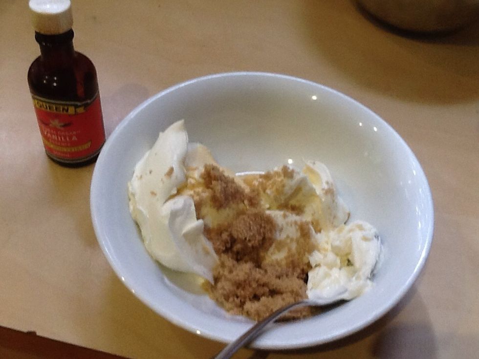 Mix 250g Marscapone, 2 tablespoons of brown sugar and 1 1/2 teaspoons of vanilla essence in a bowl.