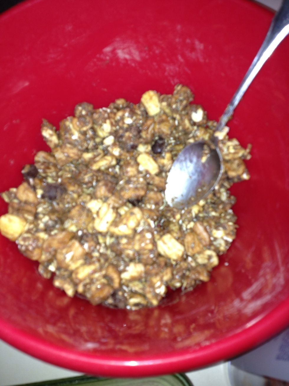 Mix all ingredients well. All little bits should be evenly coated with the peanut butter and honey.