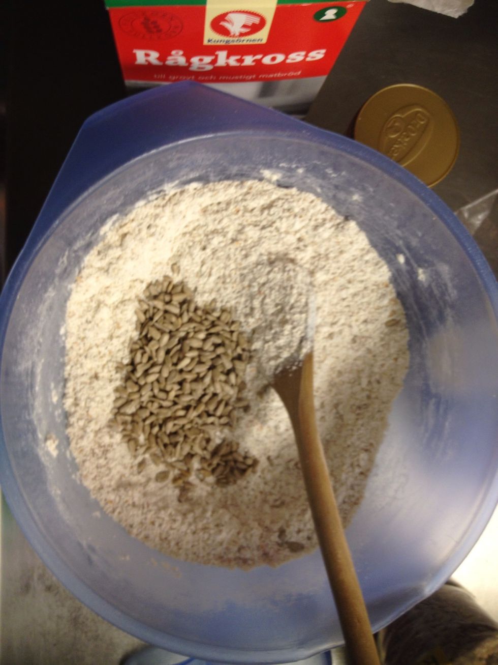 Mix all the dry ingredients. Here's when I add the sunflower seeds. The can be natural or roasted, but not salted. Flaxseeds can also be added and/or nuts (almonds or walnuts).