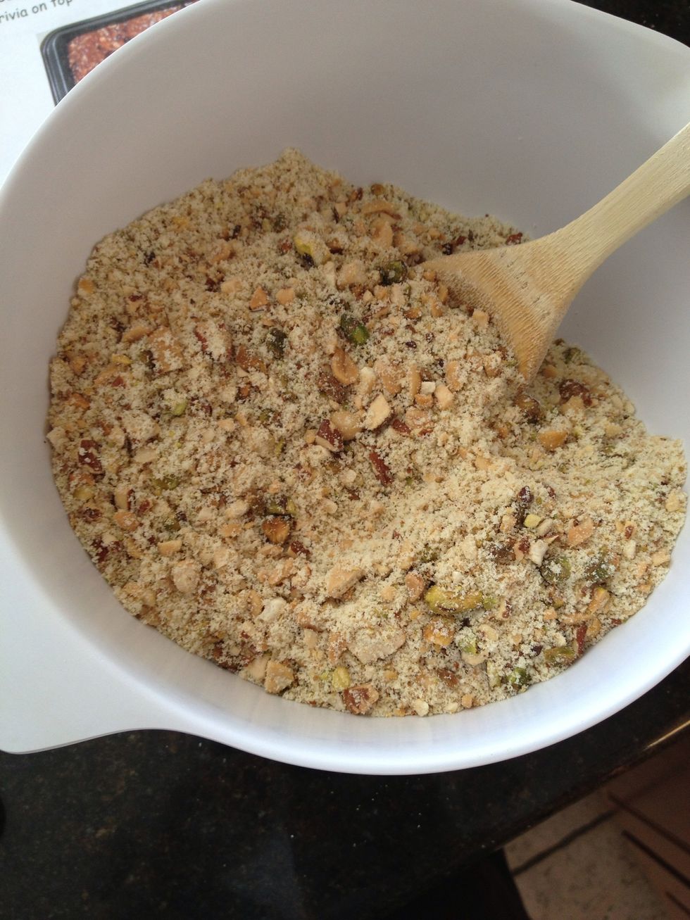 Mix almond flour and chopped nuts in a large bowl.