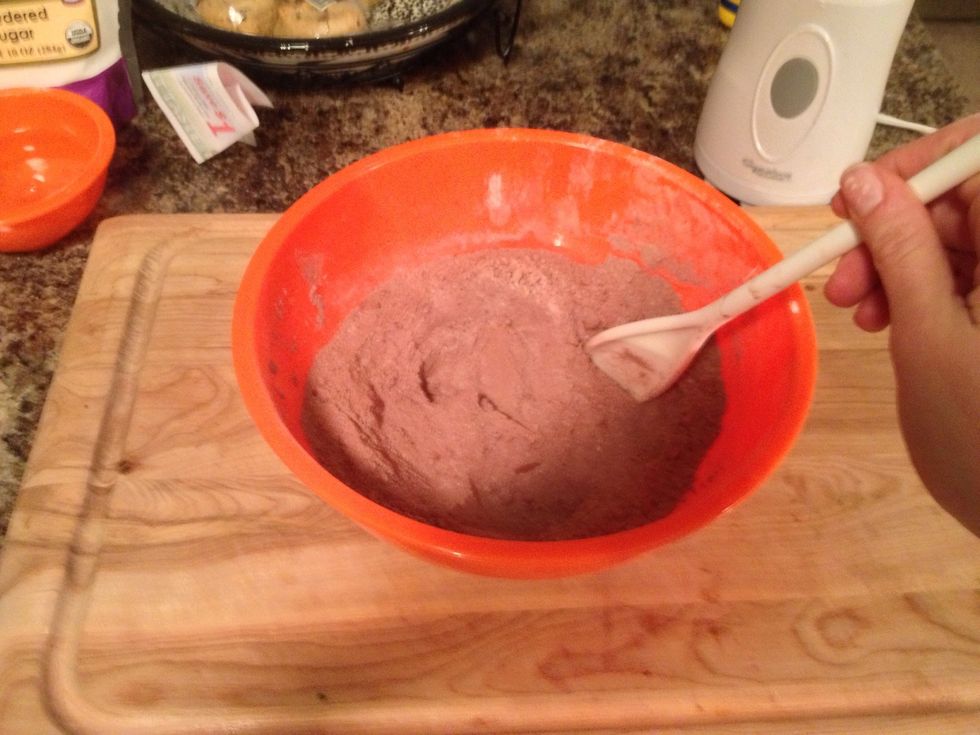 Mix and combine all the dry ingredients.