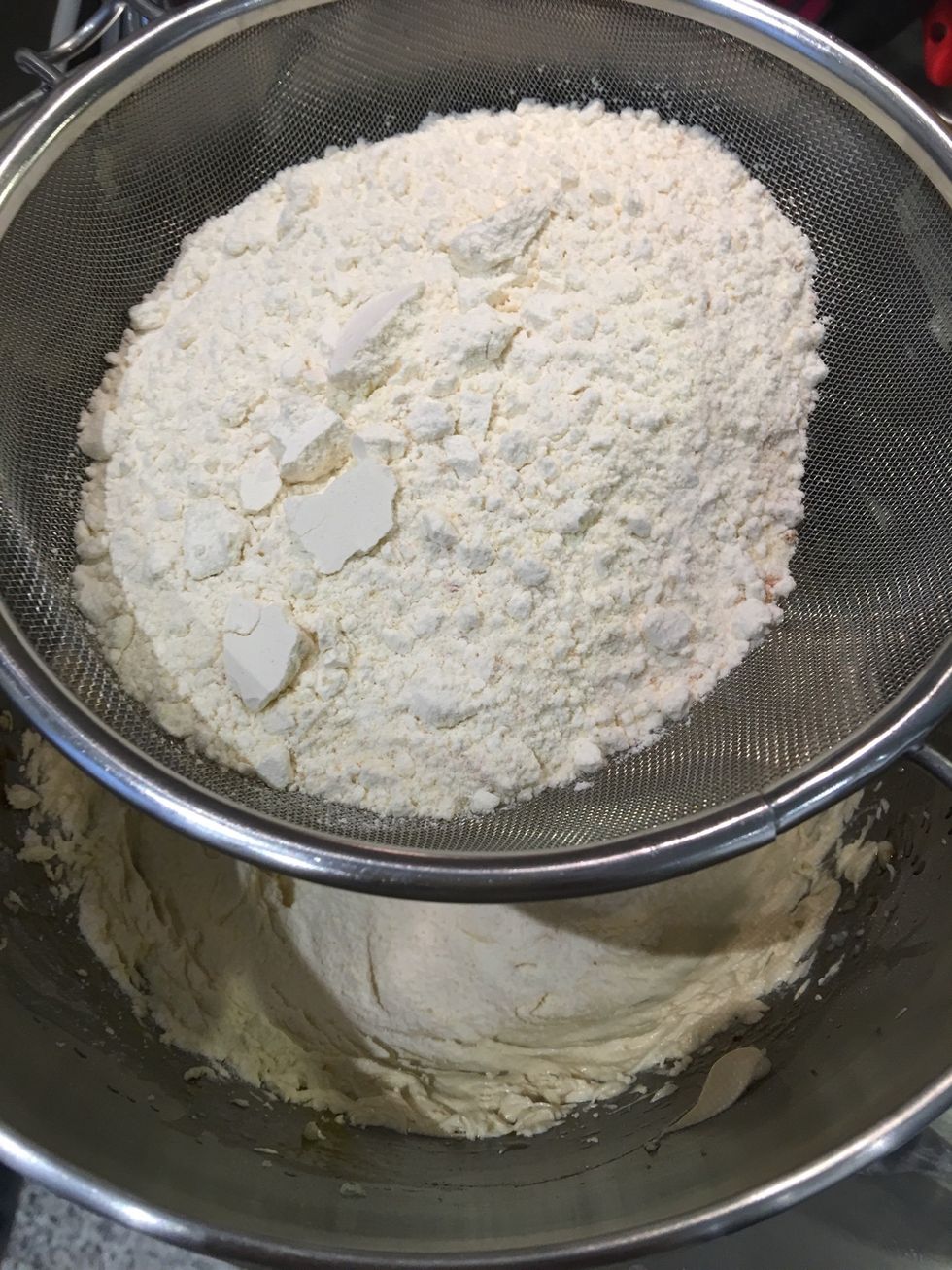 Mix and sift the dry ingredients: 280 g flour+20g semolina+1tbsp dried milk+1tsp baking powder +a pinch of salt+1tsp mehlepi