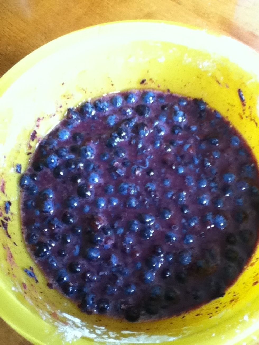 Mix blueberries, cinnamon, corn starch and maple syrup in a medium sized bowl.