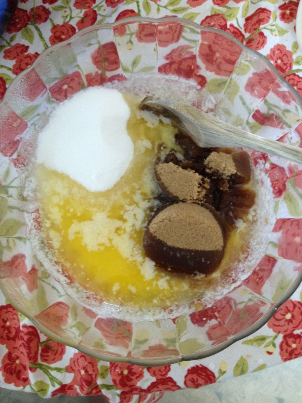 Mix butter, granulated sugar, brown sugar and vanilla extract in another bowl.