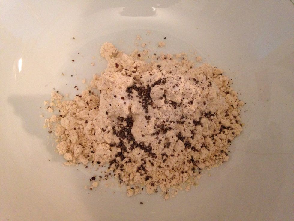 Mix coconut flour, salt and chia seeds. Preheat oven to 200 degrees Celsius.