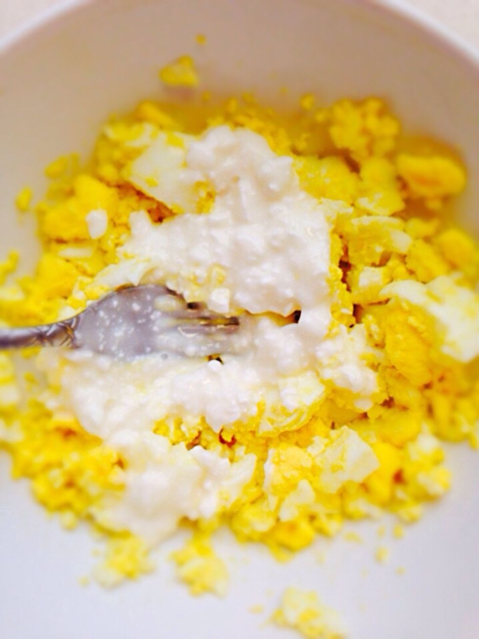 Mix cottage cheese (1 tablespoon for every 2 eggs) and dill with mashed egg salad